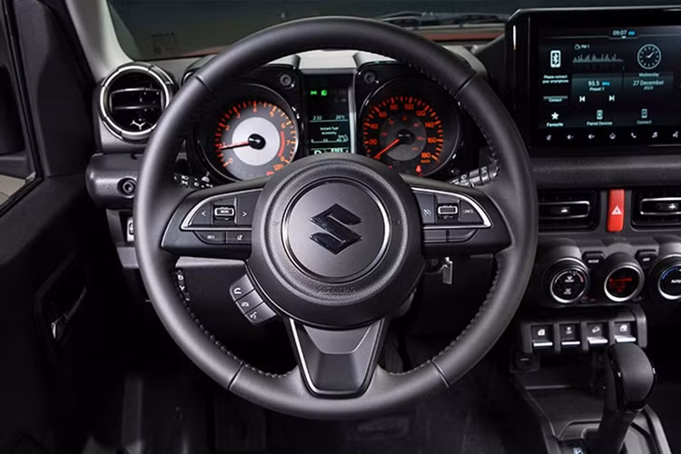 “Jimny, có nguồn gốc sâu xa từ một di sản phong phú, là minh chứng cho cam kết hướng tới sự xuất sắc của Suzuki. Sự nổi tiếng của nó không chỉ là minh chứng cho vinh quang trong quá khứ mà còn là lời hứa hẹn về những hành trình thú vị phía trước”, ông giải thích.