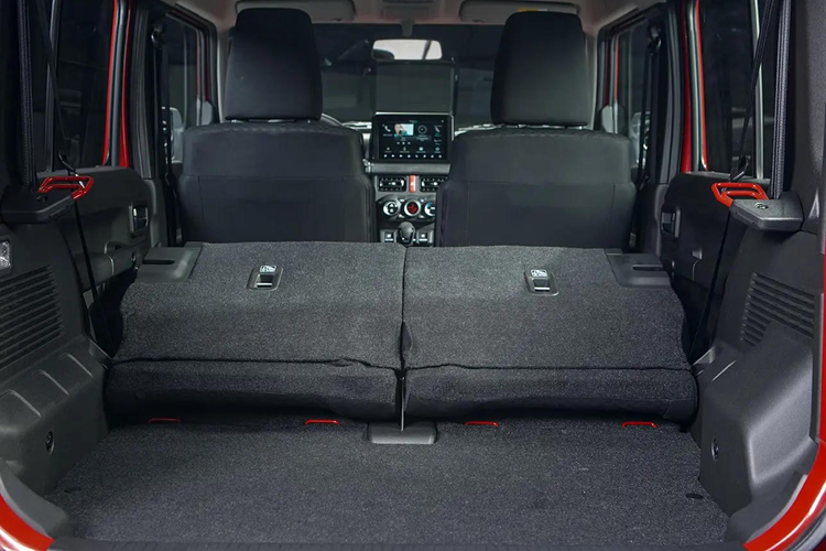 Bản này sử dụng đèn pha Halogen, trang bị vô-lăng tích hợp phím chỉnh âm lượng, bảng đồng hồ analog tích hợp màn hình đa thông tin nhỏ, màn hình cảm ứng trung tâm 7 inch, hỗ trợ Apple CarPlay/Android Auto, dàn âm thanh 4 loa và chỉ có 2 túi khí.