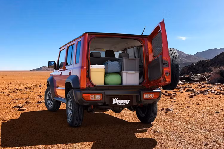 Nếu muốn ngoại thất kiểu 2 tông màu, khách hàng sẽ phải chọn bản GLX Two-Tone giá 1,708 triệu Peso (746 triệu đồng), trang bị tương đương GLX nhưng được bán ra với các màu sơn đỏ – nóc đen Sizzling Red Metallic – Bluish Black Pearl và trắng ngà – nóc đen Chiffon Ivory Metallic – Bluish Black Pearl.