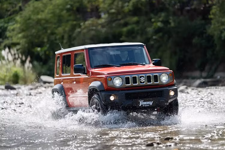Các trang bị an toàn trên Suzuki Jimny phiên bản 5 cửa tại Philippines gồm camera lùi, ga tự động, móc ghế trẻ em ISOFIX, hệ thống cân bằng điện tử, hỗ trợ khởi hành ngang dốc, hệ thống chống bó cứng phanh ABS, phân phối lực phanh điện tử EBD, camera lùi và cảm biến hỗ trợ đỗ xe phía sau.