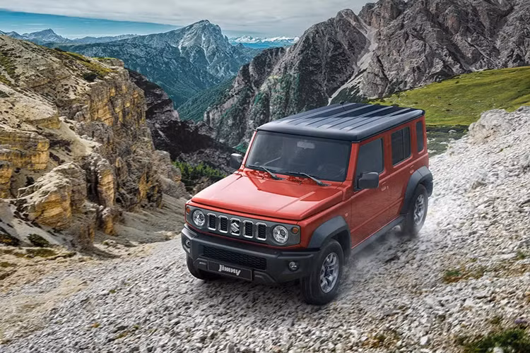 Quốc gia ASEAN thứ 2 mà mẫu xe này xuất hiện là Philippines, đồng thời chính thức bán ra Suzuki Jimny 5 cửa với 3 phiên bản có giá dao động từ 1,558 đến 1,708 triệu Peso (tương đương 680 – 746 triệu đồng).