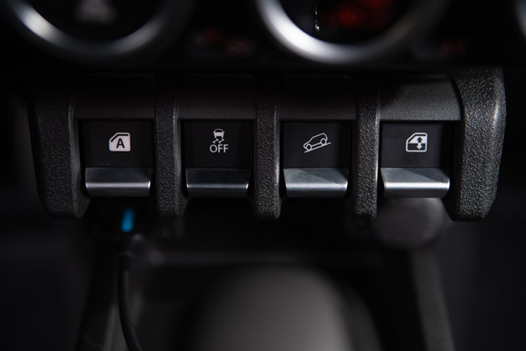 Xe vẫn vận hành bằng khối động cơ xăng 4 xy-lanh, hút khí tự nhiên, dung tích 1.5L, sản sinh công suất tối đa 105 mã lực tại tua máy 6.000 vòng/phút và mô-men xoắn cực đại 134 Nm tại tua máy 4.000 vòng/phút.