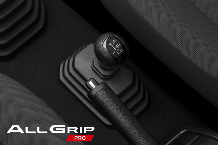 So với bản 3 cửa, Suzuki Jimny phiên bản 5 cửa có khác biệt lớn nhất ở phần chiều dài tổng thể và chiều dài cơ sở đều tăng thêm 340 mm, lần lượt đạt đến mức 3.985 mm và 2.590 mm, nhờ đó có thêm không gian bố trí 2 cửa phía sau để các hành khách ra/vào xe thuận tiện hơn.