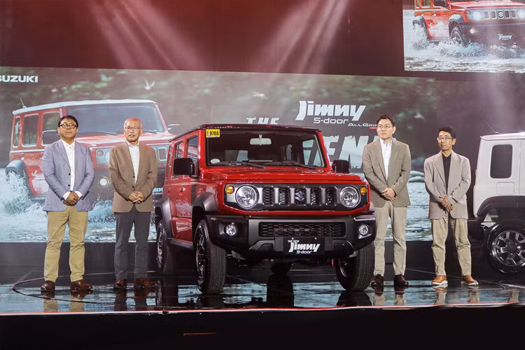 Suzuki Jimny 5 cửa 2024 đặt chân đến quốc gia đầu tiên thuộc Đông Nam Á là Singapore, khi được trưng bày trong khuôn khổ sự kiện Triển lãm Ô tô Singapore 2024 mới diễn ra gần đây, nhưng chưa công bố giá bán cụ thể.