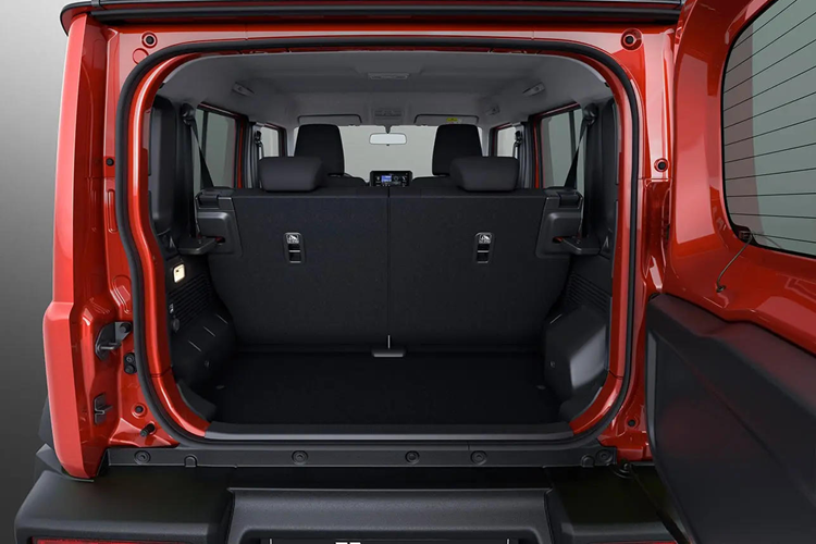 Bản GLX số tự động cao cấp hơn có giá 1,698 triệu Peso (739 triệu đồng). Bản này sở hữu đèn pha LED với khả năng tự động điều chỉnh góc chiếu cao/thấp, ghế bọc da, màn hình cảm ứng trung tâm 9 inch, điều hòa tự động và gương chiếu hậu tự động gập. Số túi khí cũng được tăng lên 6.