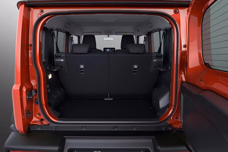 Bản GLX số tự động cao cấp hơn có giá 1,698 triệu Peso (739 triệu đồng). Bản này sở hữu đèn pha LED với khả năng tự động điều chỉnh góc chiếu cao/thấp, ghế bọc da, màn hình cảm ứng trung tâm 9 inch, điều hòa tự động và gương chiếu hậu tự động gập. Số túi khí cũng được tăng lên 6.