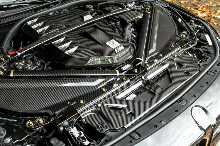 Những sửa đổi khác do Manhart cung cấp bao gồm hạ thấp lò xo từ KW hoặc một bộ lò xo trụ KW Variant 4 giúp hạ thấp chiều cao xe và hứa hẹn cải thiện khả năng xử lý. Hệ thống phanh vẫn không thay đổi nhưng khách hàng hoàn toàn có thể đặt hàng bộ phanh mới theo sở thích, nhu cầu cá nhân của mình.