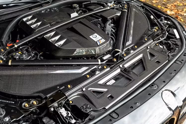 Những sửa đổi khác do Manhart cung cấp bao gồm hạ thấp lò xo từ KW hoặc một bộ lò xo trụ KW Variant 4 giúp hạ thấp chiều cao xe và hứa hẹn cải thiện khả năng xử lý. Hệ thống phanh vẫn không thay đổi nhưng khách hàng hoàn toàn có thể đặt hàng bộ phanh mới theo sở thích, nhu cầu cá nhân của mình.