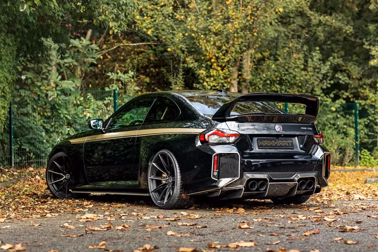 Về nội thất, chiếc xe còn có một thanh chống lật nhỏ, vỏ bọc ghế, các chi tiết trang trí bằng sợi carbon và thảm sàn mang thương hiệu Manhart... Mức giá xe BMW M2 độ Manhart hiện chưa được công bố.