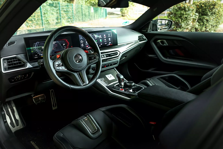 Mô-men xoắn cũng tăng vọt lên 900 Nm. Manhart chưa công bố thời gian tăng tốc của chiếc xe, nhưng với công suất đầu ra ấn tượng, mẫu xe chắc hẳn sẽ đem lại khả năng tăng tốc khác biệt.