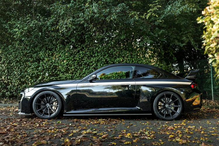 Động cơ sáu xi-lanh tăng áp kép S58 3.0 lít của BMW thường tạo ra công suất 473 mã lực và mô-men xoắn 550 Nm nhưng nhờ lắp ống hút gió bằng sợi carbon, ống xả bằng thép không gỉ với bộ chuyển đổi xúc tác 200 cell và hộp công suất Manhart MHtronik hoặc remap ECU gốc, công suất đã được nâng lên 718 mã lực.