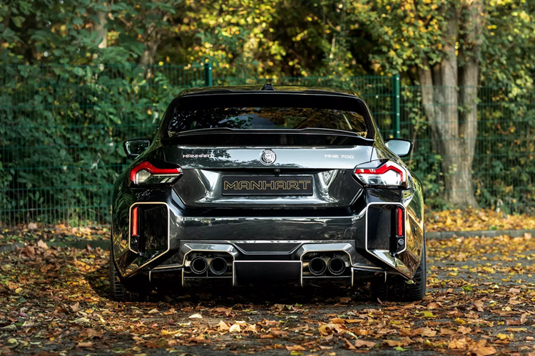 Xe được trang bị nhiều bộ phận bằng sợi carbon hoàn thiện các bản nâng cấp. Những chi tiết này bao gồm các miếng ốp carbon trên mặt trước, các tấm ốp hông đặc biệt, nắp ca-pô bằng carbon, lưới tản nhiệt hình quả thận mới, bộ khuếch tán sau tùy chỉnh và một cánh gió cố định cỡ lớn.