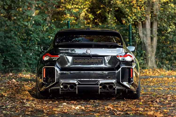 Xe được trang bị nhiều bộ phận bằng sợi carbon hoàn thiện các bản nâng cấp. Những chi tiết này bao gồm các miếng ốp carbon trên mặt trước, các tấm ốp hông đặc biệt, nắp ca-pô bằng carbon, lưới tản nhiệt hình quả thận mới, bộ khuếch tán sau tùy chỉnh và một cánh gió cố định cỡ lớn.