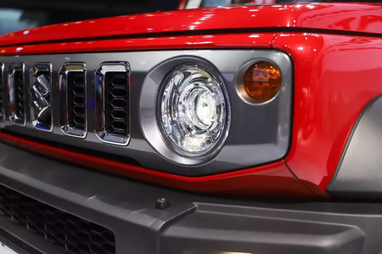 Ngoài ra, Suzuki Jimny 5 cửa còn sở hữu chiều cao gầm 210 mm, bán kính vòng quay tối thiểu 5,7 m, góc tiếp cận 36 độ, góc vượt đỉnh dốc 24 độ và góc thoát 47 độ. Những thông số này hứa hẹn mang đến khả năng off-road khá ấn tượng cho mẫu SUV được mệnh danh là "tiểu Mercedes-Benz G-Class".