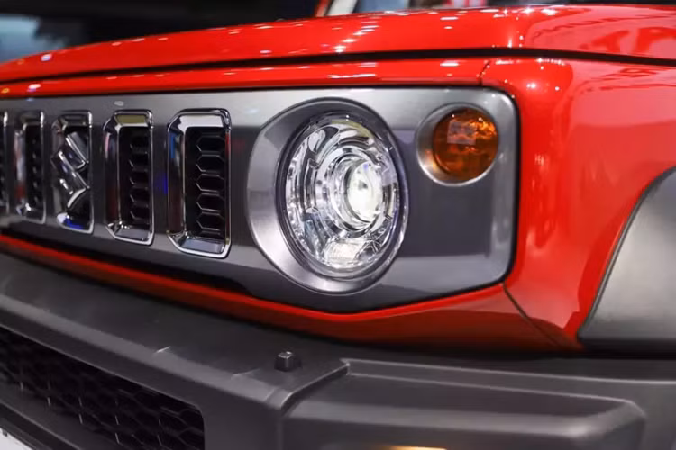 Ngoài ra, Suzuki Jimny 5 cửa còn sở hữu chiều cao gầm 210 mm, bán kính vòng quay tối thiểu 5,7 m, góc tiếp cận 36 độ, góc vượt đỉnh dốc 24 độ và góc thoát 47 độ. Những thông số này hứa hẹn mang đến khả năng off-road khá ấn tượng cho mẫu SUV được mệnh danh là "tiểu Mercedes-Benz G-Class".