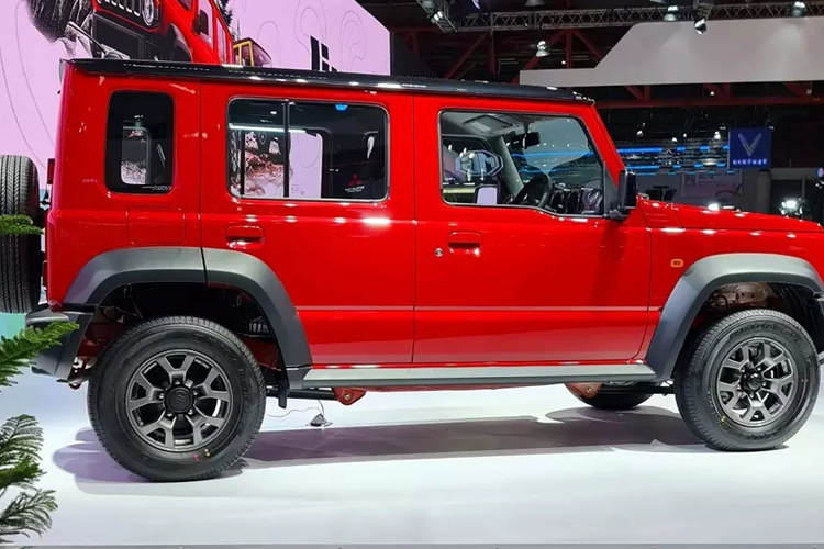 Suzuki Jimny 3 cửa tại Việt Nam dự kiến có giá khởi điểm từ 789 triệu đồng. Nếu lắp thêm bộ body kit giống Mercedes-Benz G-Class thì xe sẽ có giá lên đến 999 triệu đồng. So với xe ở Philippines, Suzuki Jimny 5 cửa dành cho Indonesia không có gì khác biệt về mặt thiết kế và thông số kỹ thuật.