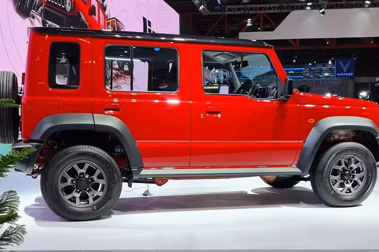 Suzuki Jimny 3 cửa tại Việt Nam dự kiến có giá khởi điểm từ 789 triệu đồng. Nếu lắp thêm bộ body kit giống Mercedes-Benz G-Class thì xe sẽ có giá lên đến 999 triệu đồng. So với xe ở Philippines, Suzuki Jimny 5 cửa dành cho Indonesia không có gì khác biệt về mặt thiết kế và thông số kỹ thuật.