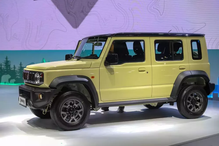 Trừ kích thước tăng lên và có thêm 2 cửa bên sườn, Suzuki Jimny 5 cửa không thay đổi nhiều về thiết kế so với bản 3 cửa. Để người dùng dễ dàng phân biệt hơn, hãng Suzuki đã trang bị lưới tản nhiệt mạ crôm cho Jimny 5 cửa.