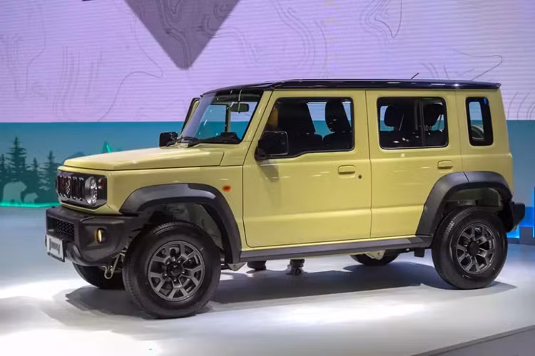 Trừ kích thước tăng lên và có thêm 2 cửa bên sườn, Suzuki Jimny 5 cửa không thay đổi nhiều về thiết kế so với bản 3 cửa. Để người dùng dễ dàng phân biệt hơn, hãng Suzuki đã trang bị lưới tản nhiệt mạ crôm cho Jimny 5 cửa.