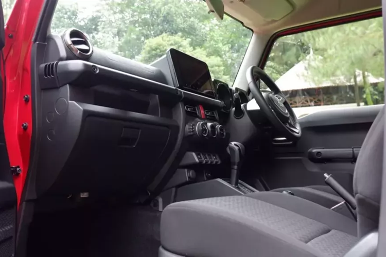 Tương tự phiên bản 3 cửa, Suzuki Jimny 5 cửa cũng có đèn pha hình tròn, lưới tản nhiệt với những khe nằm dọc, đèn sương mù nằm trên cản trước, ốp cua lốp nổi bật, vành hợp kim 15 inch, lốp 195/80R15, cản sau tích hợp đèn hậu và lốp dự phòng nằm trên cửa cốp.