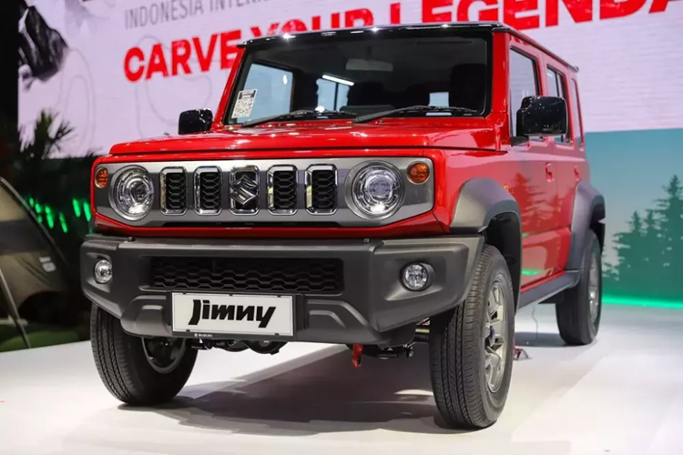 Hệ dẫn động của xe có 3 chế độ là 2H (2WD High), 4H (4WD High) và 4L (4WD Low). Hiện chưa rõ sau Philippines và Indonesia, Suzuki Jimny 5 cửa có được bán ở Việt Nam hay không. Hiện Suzuki Jimny 3 cửa còn chưa chính thức ra mắt Việt Nam, dự kiến phải đến tháng 3 năm nay mới trình làng.