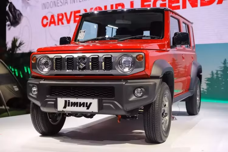 Hệ dẫn động của xe có 3 chế độ là 2H (2WD High), 4H (4WD High) và 4L (4WD Low). Hiện chưa rõ sau Philippines và Indonesia, Suzuki Jimny 5 cửa có được bán ở Việt Nam hay không. Hiện Suzuki Jimny 3 cửa còn chưa chính thức ra mắt Việt Nam, dự kiến phải đến tháng 3 năm nay mới trình làng.