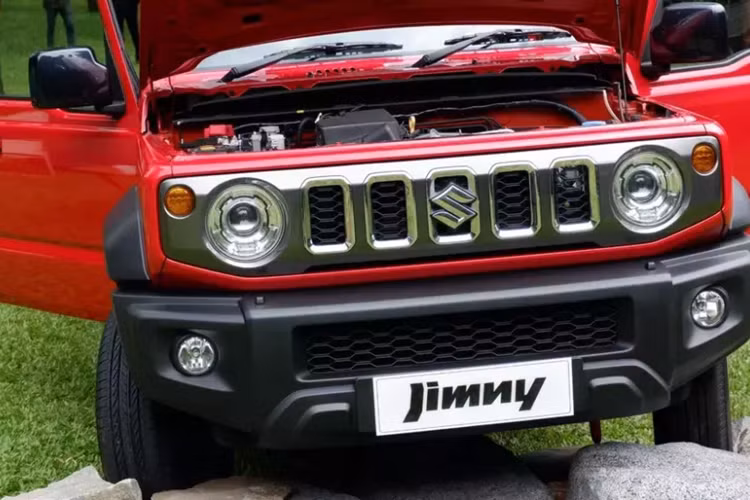 Xe cũng có kích thước dài x rộng x cao lần lượt là 3.820 x 1.645 x 1.720 mm và chiều dài cơ sở 2.590 mm. So với bản 3 cửa, mẫu xe này dài hơn 170 mm trong khi chiều dài cơ sở tăng 340 mm.