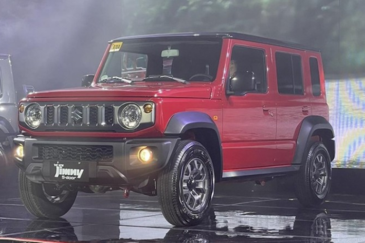 Tại thị trường Indonesia, Suzuki Jimny 5 cửa có những trang bị nội thất như ghế bọc nỉ, bảng đồng hồ analog, màn hình cảm ứng trung tâm 9 inch, hỗ trợ kết nối với điện thoại thông minh và điều hòa tự động.