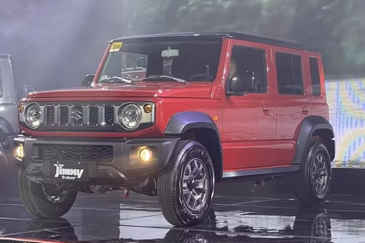 Tại thị trường Indonesia, Suzuki Jimny 5 cửa có những trang bị nội thất như ghế bọc nỉ, bảng đồng hồ analog, màn hình cảm ứng trung tâm 9 inch, hỗ trợ kết nối với điện thoại thông minh và điều hòa tự động.