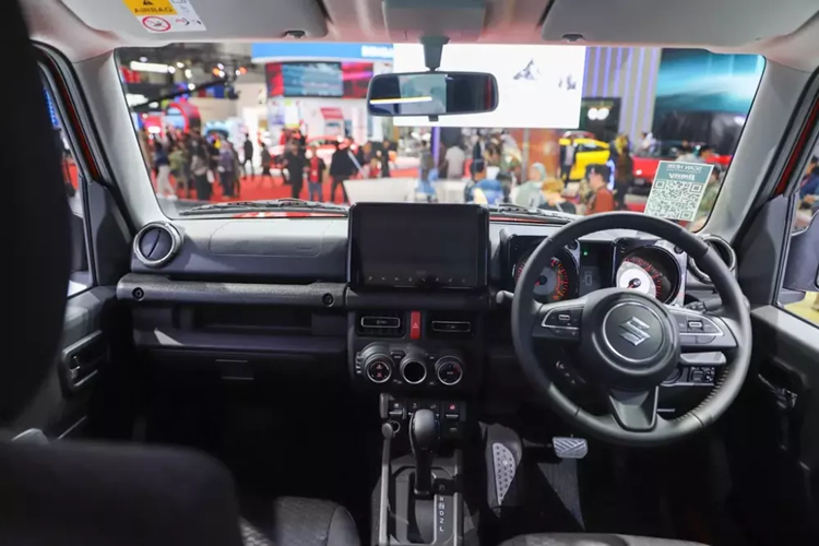 Bên trong mẫu xe này vẫn là không gian nội thất 2 hàng ghế với 4 chỗ ngồi như Suzuki Jimny 3 cửa. Tuy nhiên, thể tích khoang hành lý đã tăng lên 211 lít khi dùng cả hai hàng ghế. Nếu muốn tăng thể tích khoang hành lý lên 332 lít, người dùng có thể gập hàng ghế sau với tỷ lệ 50:50.