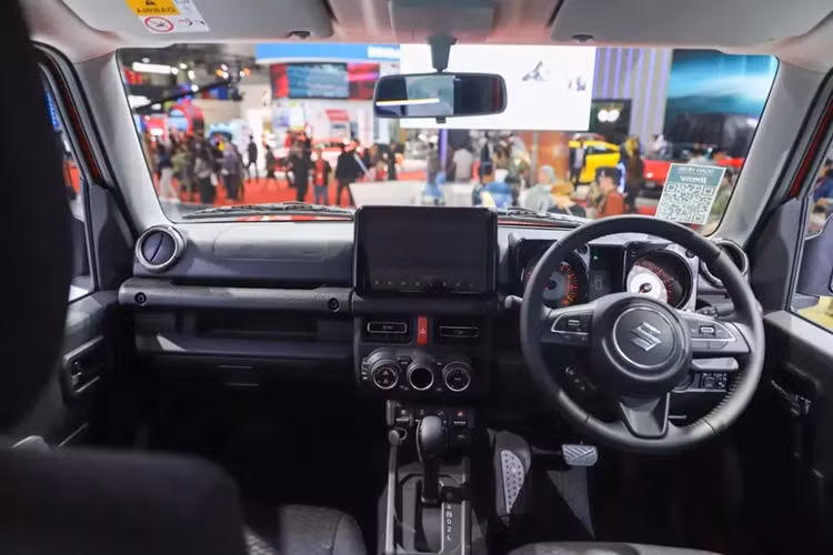 Bên trong mẫu xe này vẫn là không gian nội thất 2 hàng ghế với 4 chỗ ngồi như Suzuki Jimny 3 cửa. Tuy nhiên, thể tích khoang hành lý đã tăng lên 211 lít khi dùng cả hai hàng ghế. Nếu muốn tăng thể tích khoang hành lý lên 332 lít, người dùng có thể gập hàng ghế sau với tỷ lệ 50:50.