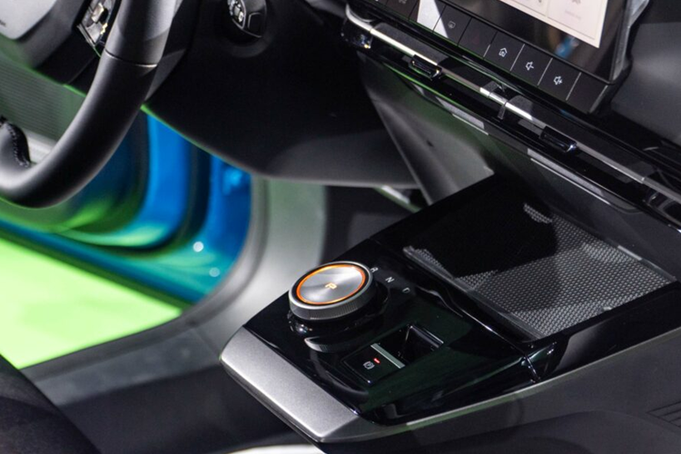 Ngoài ra, MG4 còn được trang bị hệ thống hỗ trợ lái MG Pilot với các công nghệ như hệ thống kiểm soát hành trình thích ứng, hỗ trợ lái khi tắc đường, cảnh báo lệch làn đường và điều khiển đèn pha thông minh. Thêm vào đó là hệ thống cân bằng điện tử, kiểm soát lực kéo và hỗ trợ khởi hành ngang dốc.