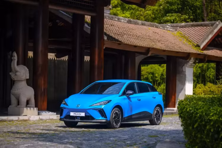 MG4 sở hữu kích thước dài x rộng x cao lần lượt là 4.287 x 1.836 x 1.504 mm, chiều dài cơ sở 2.705 mm và bán kính vòng quay tối thiểu 5,3 m. Được định vị trong phân khúc xe cỡ C, MG4 sở hữu ngoại thất khá độc đáo khi kết hợp giữa hai phân khúc crossover và hatchback.