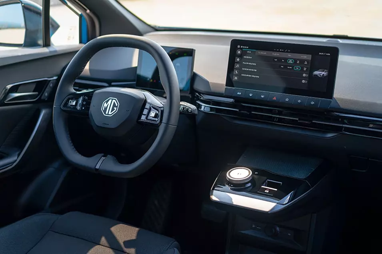 Hàng ghế sau tùy chỉnh gập 60:40 hoặc gập phẳng cho thể tích cốp từ 363 - 1.177 lít theo nhu cầu sử dụng. Các tính năng nổi bật của xe bao gồm màn hình cảm ứng trung tâm 10,25 inch với độ phân giải cao