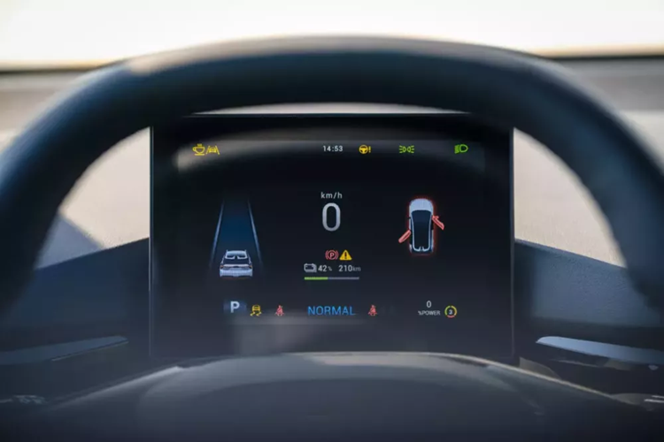 Đằng sau xe, MG4 được trang bị cánh gió mui chia đôi, đèn hậu hình chữ "Y" nối liền với nhau bằng dải đèn vắt ngang cửa cốp và cản sau tích hợp bộ khuếch tán gió cỡ lớn. Bên trong MG4 là không gian nội thất 2 hàng ghế với 5 chỗ ngồi và phong cách thiết kế đơn giản.