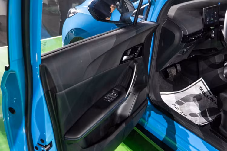 Trong khi đó, phiên bản LUX sở hữu pin có dung lượng 64 kWh, mang đến phạm vi di chuyển 450 km. Theo hãng MG, người dùng MG4 có thể sạc pin tại nhà hoặc tại các trạm sạc công cộng. Với công nghệ sạc nhanh 140 kW, thời gian nạp pin lên 80% chỉ dừng ở mức 26 phút.