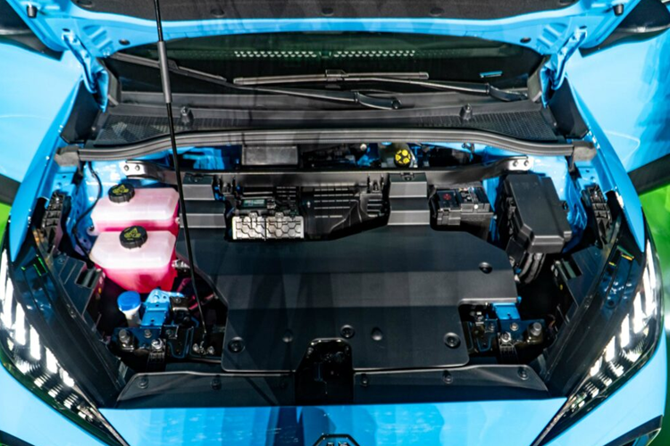 "Trái tim" của mẫu xe này là mô-tơ điện mạnh 170 mã lực và 250 Nm ở phiên bản DEL. Hai con số tương ứng của bản LUX là 201 mã lực và 250 Nm. Ở phiên bản DEL tiêu chuẩn, xe dùng pin 51 kWh nên có quãng đường di chuyển sau một lần sạc đầy là 350 km.