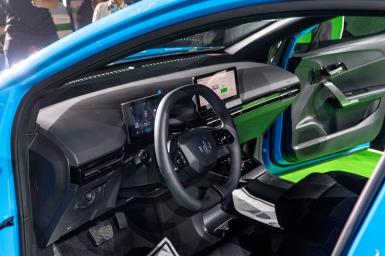 Hỗ trợ Apple CarPlay/Android Auto, bảng đồng hồ kỹ thuật số 7 inch, vô lăng hai chấu dạng D-cut bọc da, tích hợp các nút điều khiển, núm xoay chuyển số, phanh tay điện tử, sạc điện thoại không dây, điều hòa tự động và cửa gió dành cho hàng ghế sau.