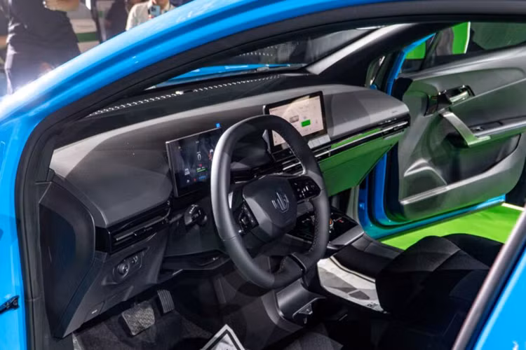 Hỗ trợ Apple CarPlay/Android Auto, bảng đồng hồ kỹ thuật số 7 inch, vô lăng hai chấu dạng D-cut bọc da, tích hợp các nút điều khiển, núm xoay chuyển số, phanh tay điện tử, sạc điện thoại không dây, điều hòa tự động và cửa gió dành cho hàng ghế sau.