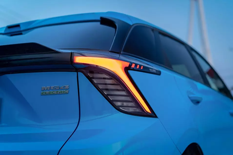 Với ngôn ngữ thiết kế “Energetic Agility”, mẫu xe Trung Quốc này được trang bị đèn pha LED hình tam giác vuốt về phía sau, tích hợp dải đèn LED định vị ban ngày, đèn sương mù trước nằm dọc bên dưới và cản trước thể thao với hốc gió trung tâm rộng.