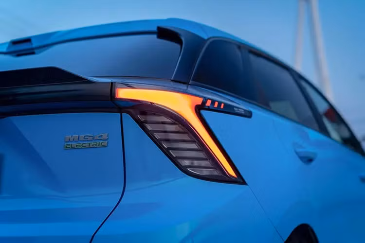 Với ngôn ngữ thiết kế “Energetic Agility”, mẫu xe Trung Quốc này được trang bị đèn pha LED hình tam giác vuốt về phía sau, tích hợp dải đèn LED định vị ban ngày, đèn sương mù trước nằm dọc bên dưới và cản trước thể thao với hốc gió trung tâm rộng.