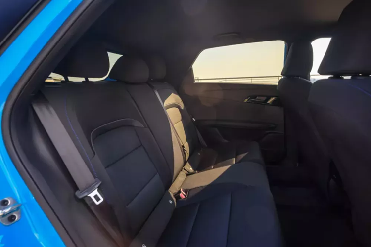 Bên cạnh đó là đường gân nắp ca-pô hình chữ U, kính cửa sổ tối màu, vành hợp kim 17 inch phay xước 2 màu, ốp hông vân sợi carbon và nóc dốc về phía sau theo phong cách xe coupe.