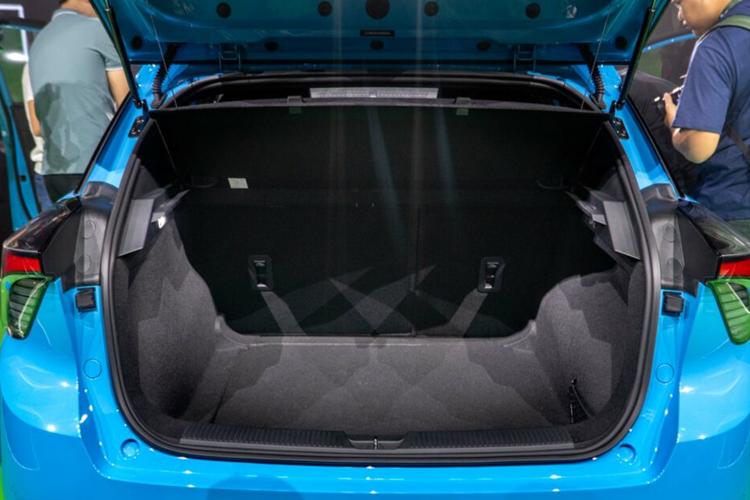 MG4 dùng hệ dẫn động cầu sau và có 5 chế độ lái, bao gồm Tiêu chuẩn, Thể thao, Tùy chỉnh, Đường tuyết, Tiết kiệm. Chức năng One Pedal sẽ giúp người lái điều khiển xe chỉ bằng một bàn đạp.