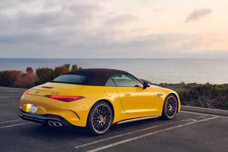 Sức mạnh của động cơ được truyền tải qua hộp số tự động 9 cấp, hệ dẫn động 4 bánh toàn thời gian 4Matic + và hệ thống đánh lái bánh sau là trang bị tiêu chuẩn, nhờ đó, Mercedes-AMG SL63 chỉ mất thời gian 3,5 giây để tăng tốc từ vị trí xuất phát lên 97 km/n.