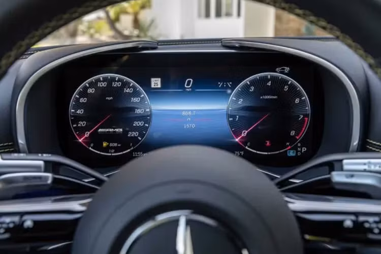 Bước sang thế hệ hoàn toàn mới, Mercedes- AMG SL63 có những thay đổi mạnh mẽ ở phần đầu xe với lưới tản nhiệt mới, đèn pha đẹp mắt, cản trước thay đổi thiết kế. Bên sườn xe có bộ la-zăng mới và đằng sau là nơi đèn hậu LED hay ống xả kép là điểm nhấn.