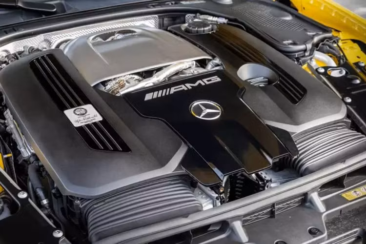 Điểm thú vị nhất trên xe thể thao mui trần tốc độ Mercedes-AMG SL63 sẽ nằm dưới nắp capô, nơi có thứ làm giới mê xe thích thú chính là động cơ V8, dung tích 4.0 lít, tăng áp, sản sinh ra công suất tối đa 577 mã lực và mô-men xoắn cực đại 800 Nm.