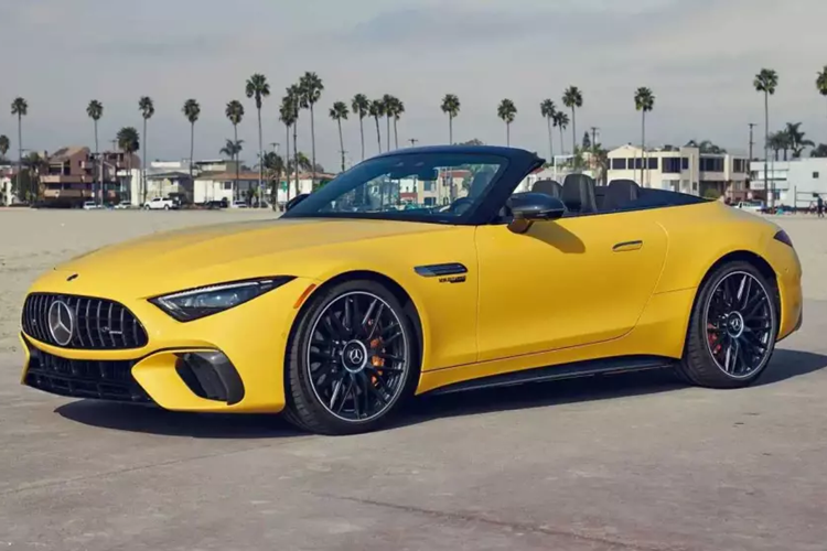 Tuy nhiên, vì 1 vài lý do khách quan, Mercedes-AMG SL63 2023 mui trần đã lỡ hẹn với các đại gia Việt trong năm ngoái, và thông tin mới đây cho biết, chắc chắn chiếc xe thể thao mui trần này sẽ được giới thiệu với khách hàng nước ra ngay trong năm nay.