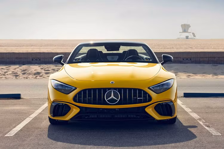 Mercedes-AMG SL63 sẽ là chiếc xe Mercedes-AMG đắt đỏ nhất được phân phối chính hãng tại thị trường Việt Nam. Mức giá xe Mercedes-AMG SL63 2024 có mức bán niêm yết 12,29 tỷ đồng.
