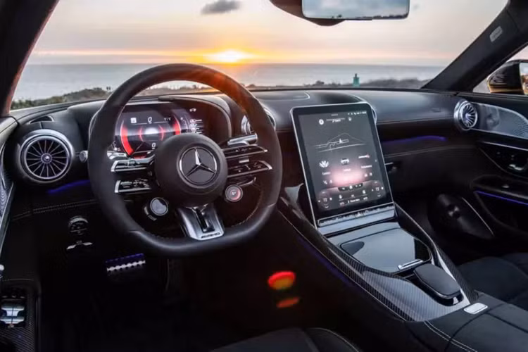 Mercedes-AMG SL63 sắp được phân phối chính hãng thuộc thế hệ thứ 7, mang mã R232, sản xuất từ năm 2022 đến nay, so với 2 chiếc xe thể thao hiệu suất cao Mercedes-Benz SL63 AMG xuất hiện trước đó, thế hệ này dùng mui mềm, thay vì mui xếp cứng, điều này khiến giới mê xe đánh giá làm mất đi sự cá tính cho ngoại hình của xe.