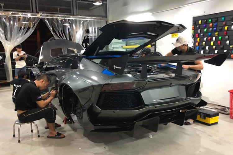 Sau 6 năm mang trên mình bộ body kit Lamborghini Aventador Limited Edition 50 đắt đỏ, giới hạn và không đụng hàng ở Việt Nam, siêu bò Lamborghini Aventador LP700-4 đã chính thức được chủ nhân cho tháo body kit độ này ra để thực hiện dự án độ thứ 2.
